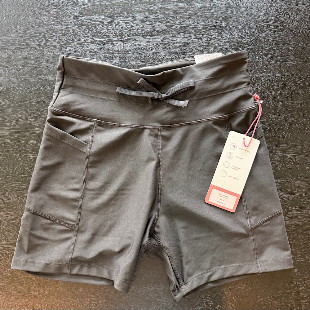 Women’s High-Rise Performance Biker Shorts - black